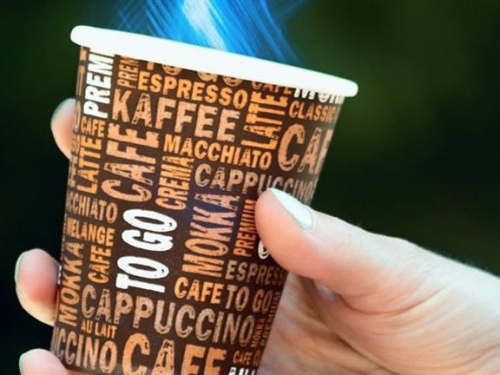 少用紙杯裝熱飲!喝1杯「吞2.5萬顆塑膠微粒」醫示警：恐增罹癌風險