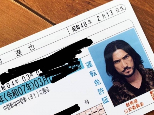 拿出駕照就易遭質疑「攜違禁品」 網驚︰長得好像基努李維