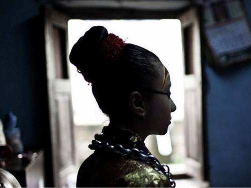 探秘尼泊爾活女神，腳不沾地月經來了就退休，之後才開始學走路