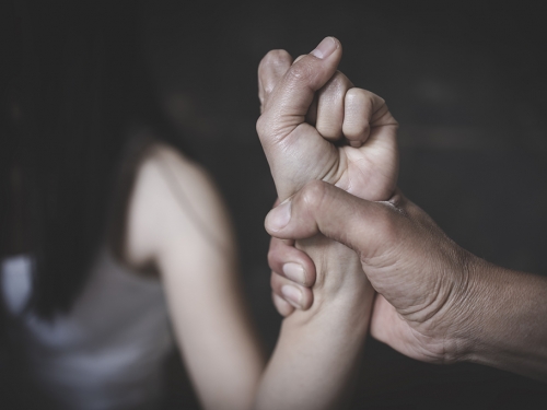 他脫褲性侵 他只穿內褲救人 15歲女逃離狼爪