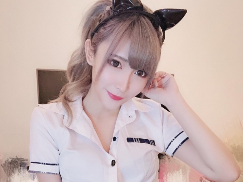 超靈活！神美「制服妹」精緻五官如精靈！「招牌舌功」畫面好銷魂！