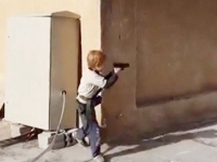 5歲玩BB槍真落伍　伊斯蘭國5歲童拿真槍操練