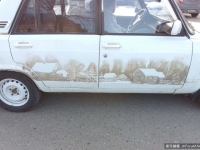 車子髒髒何必洗，可以直接畫沙畫呀∼
