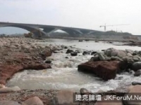 四川青衣江雅安市段河水突然消失