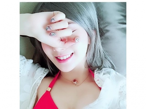 超兇上圍直播主「謝薇安」清新外表卻有雄厚長輩，一個伸展雙球呼之欲出了....