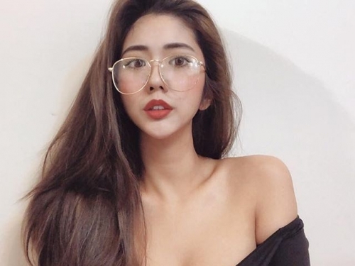 根本是九頭身！深Ｖ領上衣＋齊Ｂ短褲，超驚艷身材讓人要把持不住了！