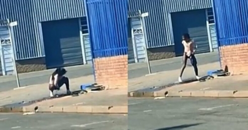 馬路當自家浴室？女當街脫褲無視旁人 撈水溝水狂洗