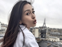 Angelababy曬浴袍照，跟世界著名建築物同框，畫面好美！