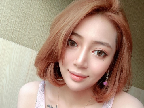 性感業務助理「Elaine 菱」沒有口袋放手機　那就夾在奶中間吧！