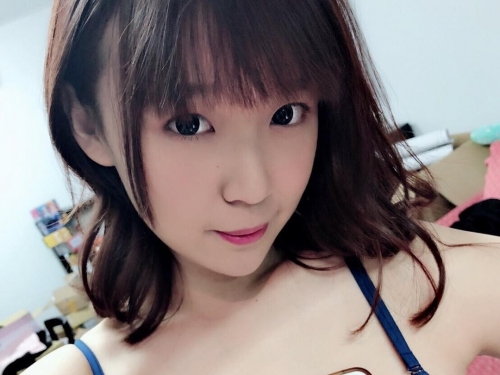又被殺一次！「巨乳妹子」穿上殺童貞毛衣　兩顆巨型奶球快要掉出來！