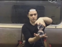 他在地鐵車廂內把玩水晶球，如飄浮空中…