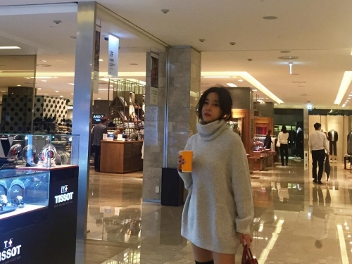 違反天理！妹子長裙開岔到底「逆天長腿」白嫩登場，火辣畫面讓人心癢癢…