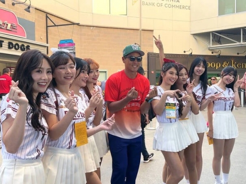 中職》爆紅台灣冠軍教練駱政宇合影樂天女孩！ 小選手起鬨：女朋友