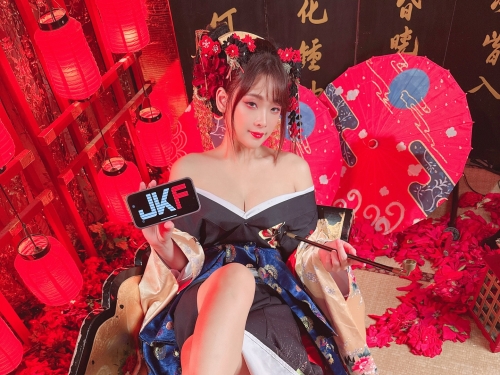 性感小秘書「露露咪」化身爆乳花魁，不穿黑絲改穿「挑逗和服」！