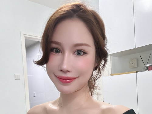 上班不認真偷拍漂亮腿腿！「辛尤里」情趣爆乳內衣外露！