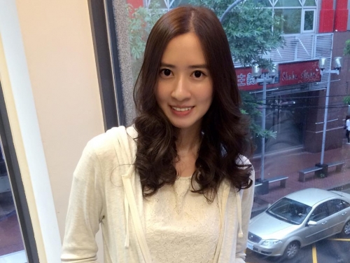 超清新車商「行銷正妹」甜美大眼讓人醉！「鄰家女孩」清純得像塊璞玉！