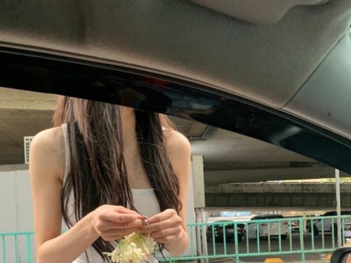 萬人求門！Line瘋傳「玉蘭花辣妹」畫面引熱議！白皙美腿視角超迷人