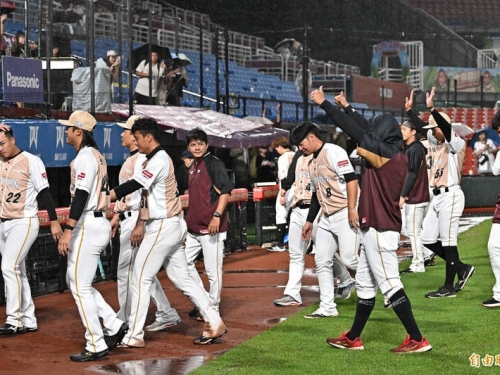 中職》原本苦等2小時還得續戰 古久保呼籲選手安全優先