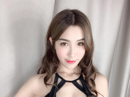 性感女神「Kyna林妤霜」躺床倒奶大露白皙美乳　渾圓形狀連狗狗都愛