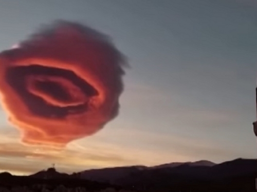 激似UFO雲朵在天空中靜止不動......真實身分曝光