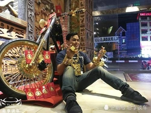 每天戴26斤黃金，出門開黃金奔馳S，因炫富被查，最後鋃鐺入獄