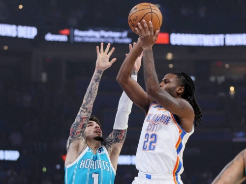 NBA熱身賽》華勒斯超扯「籃板後亂丟」命中 球評都驚呼：這球算嗎？