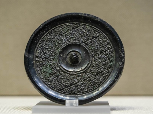 博物館展銅鏡為何非正面？