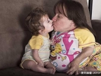 全世界最迷你媽咪，冒生命危險也要產下「健康寶寶」