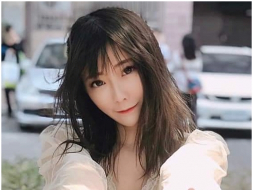 好想帶她回家！「上癮系女孩」小 K 貓戴項圈、化身萌貓　IG 羞問：可以當你的貓嗎？