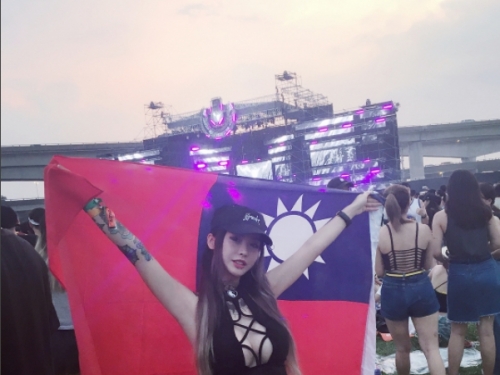 乳浪超強女DJ QUEENA！小蠻腰+大長輩跟著音樂一起「乳動」：身材完全噴鼻血等級！