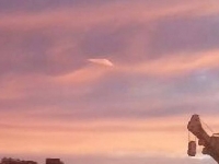 澳洲工人拍到三角形的飛行體，帶著深藍尾跡穿雲而去