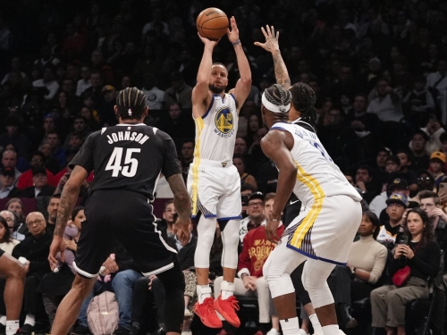 NBA／轟進超神大號三分球全憑節奏 柯瑞：我也很驚訝