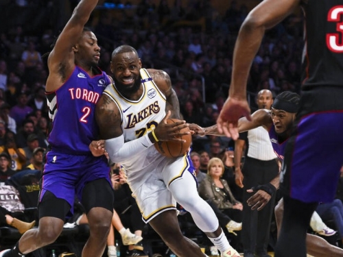 NBA》AD因傷提前退場 詹姆斯大三元率湖人逆轉暴龍主場5連勝