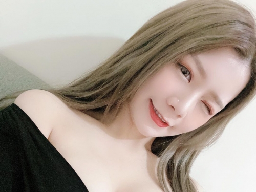 新發現的「口罩奶妹」！不露全臉只秀「薄紗抖奶」影片，被抓包原來是青青改名啦！