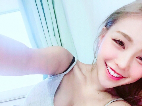 身材太兇猛！正妹試衣間「性感露美乳」秒殺一堆網友！94滿分天菜無誤…