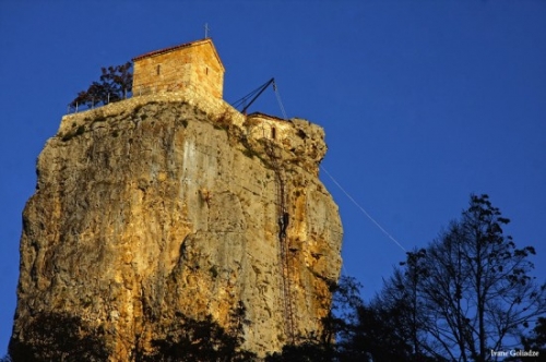 The Katskhi Pillar 讓信仰聳立天際的絕崖教堂