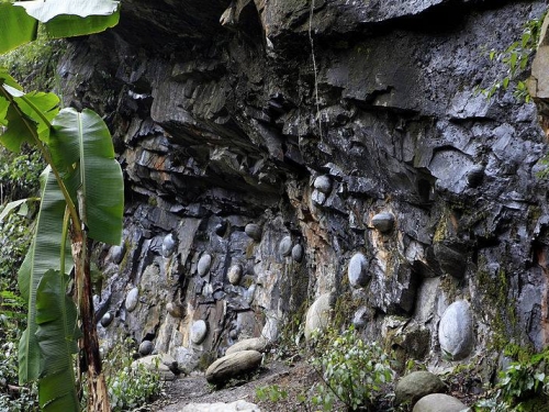 貴州有一“會下蛋”的山崖，每枚蛋孕育時間30年，長成後自動脫落