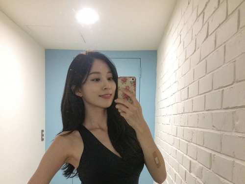 氣質姊姊比基尼大露「可愛圓乳」，加碼獻上挖空美背！養眼畫面讓人戀愛啦！