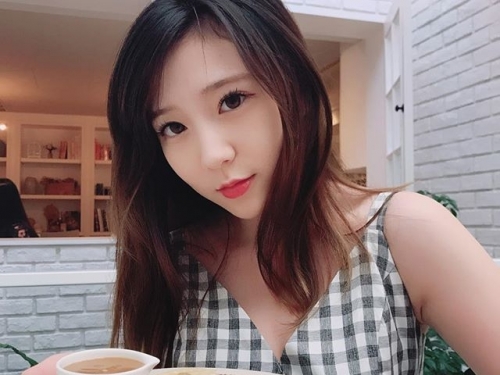 正港台灣小護士！隱藏版超級好身材，胸前「大長輩」乳量不容忽視！