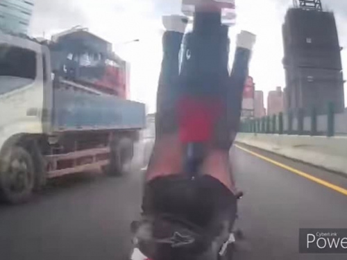 超痛！黑絲襪重機女撞車尾 360度翻一圈重摔再被車壓