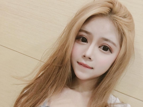 甜美正妹上圍超豐滿　連T-shirt也檔不住的「強大乳量」太猖狂！