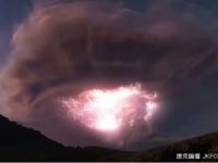 「火山閃電」是索爾要降臨？　濃煙灰雲中竄出紫紅閃光