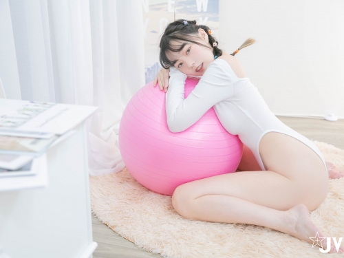 「巨乳妹妹」做瑜伽動作好撩人！結果衣服越脫越多，美腿大張竟是小白虎！