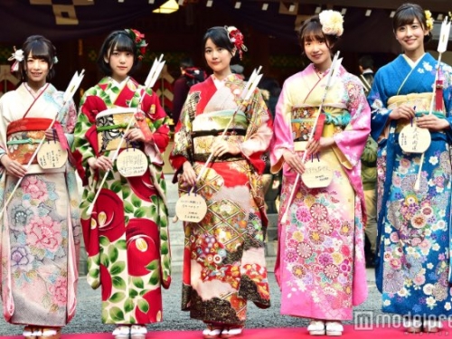 日本成人之日20歲的櫻花妹全湧上街　但怎麼有人越穿越露？