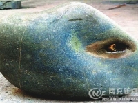 四川一位先生撿到了一塊長「眼睛」的石頭，更奇特的是，這只眼睛竟然會流眼淚！