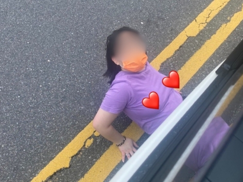 紫衣妹「半蹲衝出」碰瓷 網見胸前凸2粒羞炸