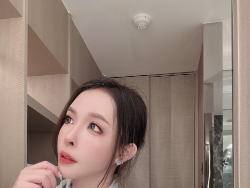台灣最強女優「翁雨澄」性感睡衣太兇！「渾圓E奶」彎腰就快溢出來！