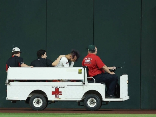 MLB》閃隊友弄傷自己！ 響尾蛇明星野手小古利爾被醫護車送出場