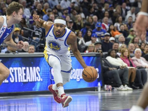 NBA》勇士小將連噴三分後莫名坐板凳 主帥對爭議調度致歉：我活該...