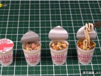 史上最迷你小泡麵！裡頭有蝦蛋蔥和肉末，看得我都餓了...